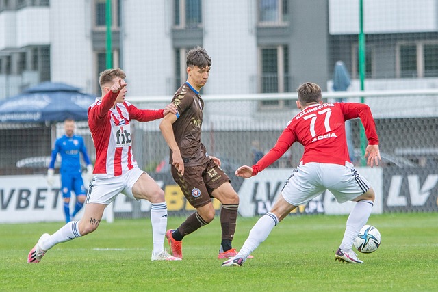 東亞杯中國男足0-3韓國男足 朱辰傑“吊射”烏龍.